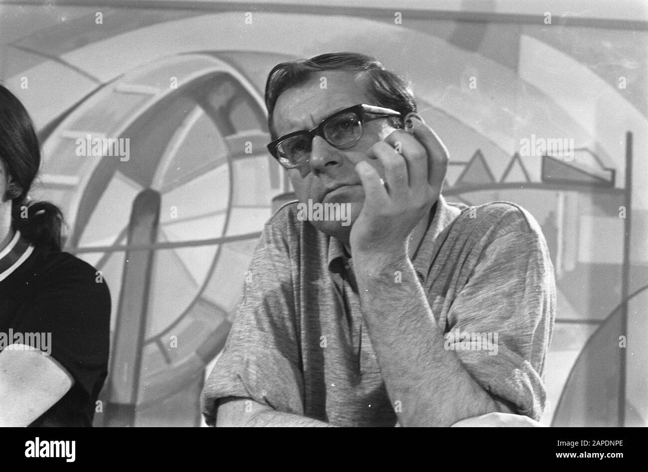 Amsterdam. Anhörung am 28. Januar 1969 im Ignatius-Kollegium über den Rücktritt von der Römisch-katholischen Kirche der studentischen pastoren. Das Forumsmitglied Pater H. Oosterhuis Datum: 28. Januar 1969 Ort: Amsterdam, Noord-Holland Schlüsselwörter: Tagungen, Brille, Geistliche, religiöse Verschwendung, Katholizität, Pastoralarbeit, Studenten persönlicher Name: Oosterhuis, H. Stockfoto