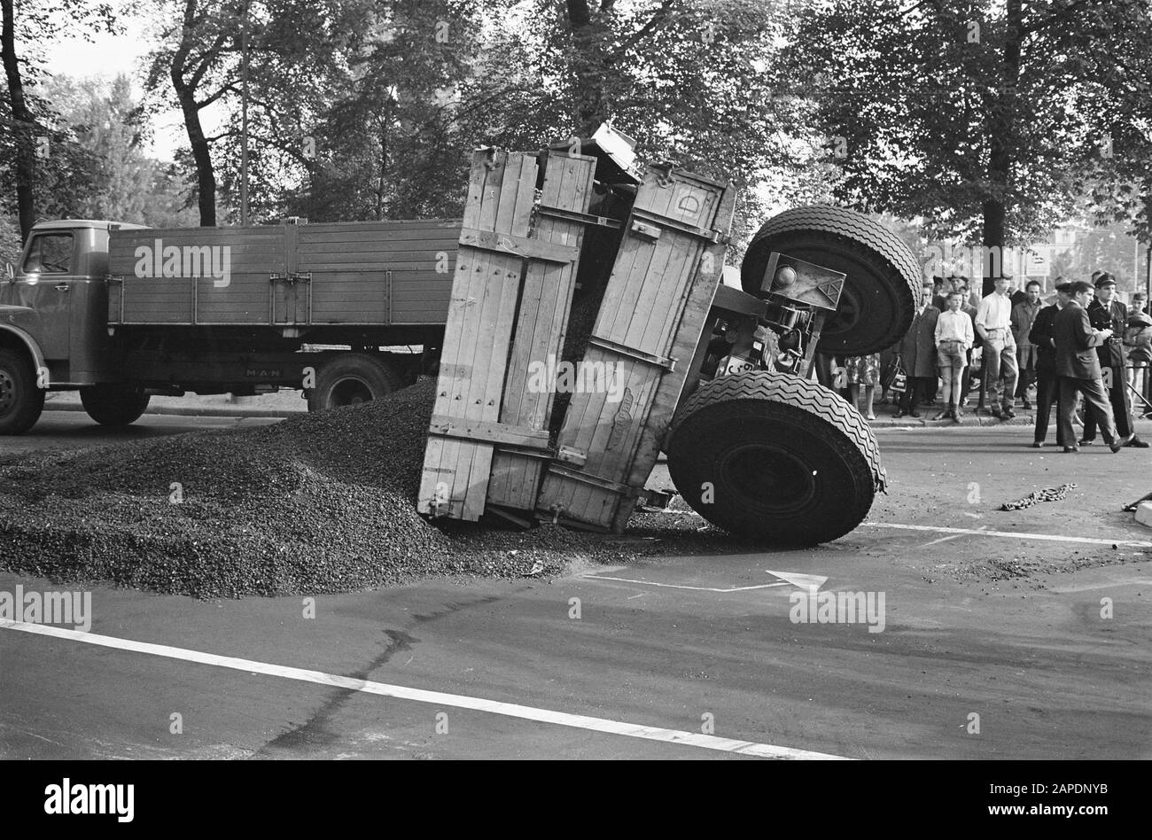 Amsterdam. Stadhouderskade - Ferdinand Bolstraat. Kollision des deutschen Kohlekraftwagens gegen die Straßenbahnlinie 25 Datum: 1. August 1961 Standort: Amsterdam, Noord-Holland Schlagwörter: Unfälle, Straßenbahnen, Verkehr, LKWs Stockfoto