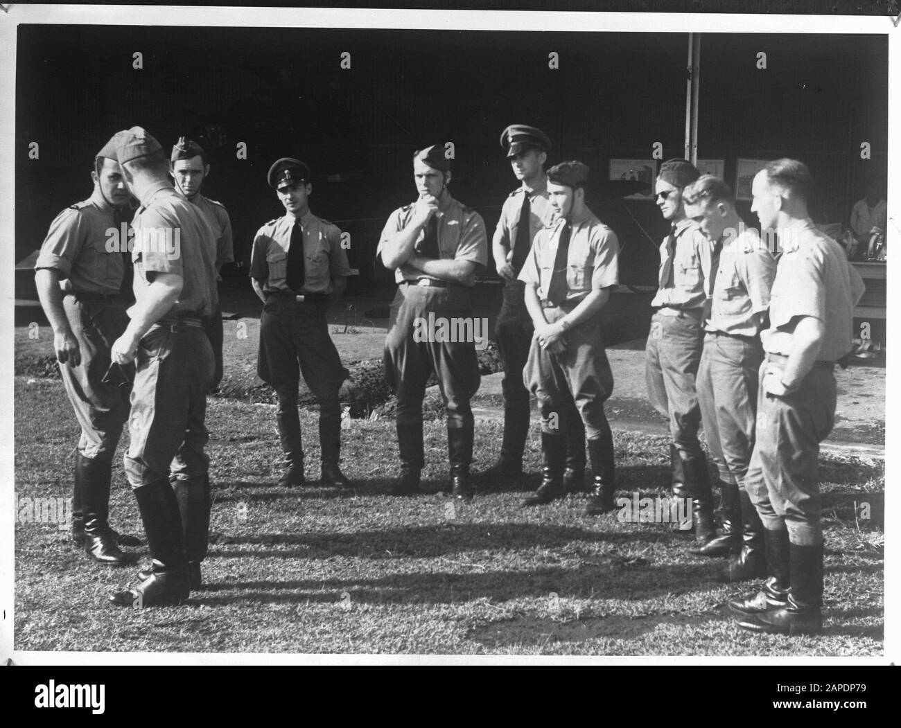 Brewster Buffalo Pilots of the Military Aviation Department of the KNIL in Outdoor Care Annotation: Repronegative Date: {1940-1942} Location: Bogor, Indonesia, Dutch East Indies Keywords: Gruppenporträts, Luftwaffe, Piloten, World war II Institution Name: KNIL Stockfoto