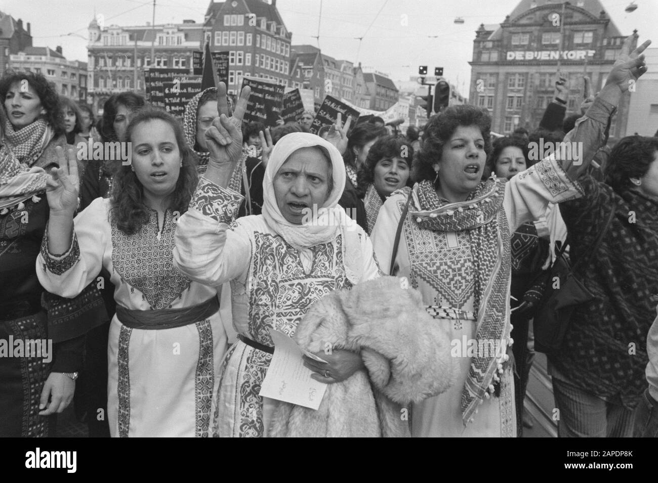 Amsterdam, palästinensische Organisationen, die gegen israelische Aktionen in besetzten Gebieten demonstrieren Datum: 26. Februar 1988 Ort: Amsterdam, Noord-Holland Schlüsselwörter: Demonstrationen, Kostüme, Frauen Stockfoto