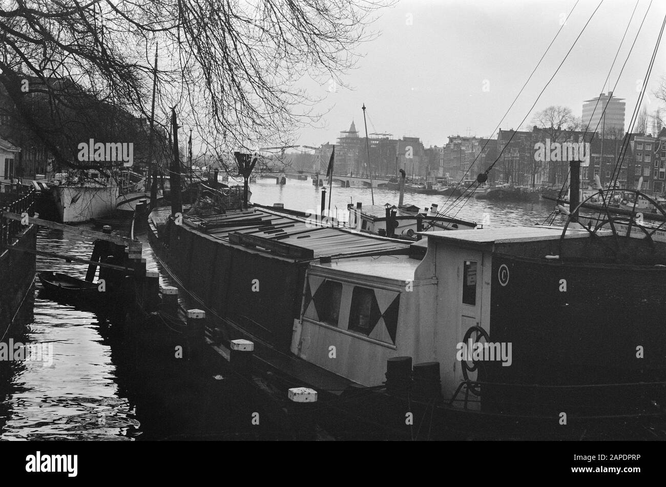 Amsterdamer Kanäle mit Hausbooten. Nummern 24.25 Amsterdamer Kanäle mit Hausbooten, Nummer 26A Autobus (van Enhabo) in Brouwersgracht/Datum: 10. Februar 1970 Schlüsselwörter: Canal, Hausboote, Busse Stockfoto