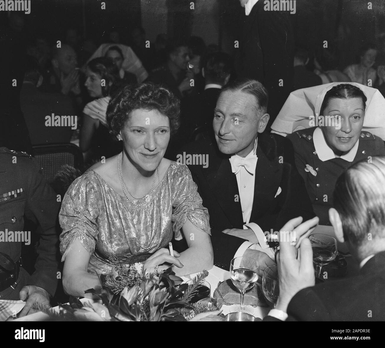 Abschiedsabendessen für Oberstleutnant Simonds des 2. Kanadischen Armeekorps.Gäste beim Abendessen Datum: 28. Dezember 1945 Ort: Apeldoorn, Kanada, Gelderland Schlüsselwörter: Abschied, Abendessen, Königshaus, Militär, Offiziere, Weltkrieg Stockfoto