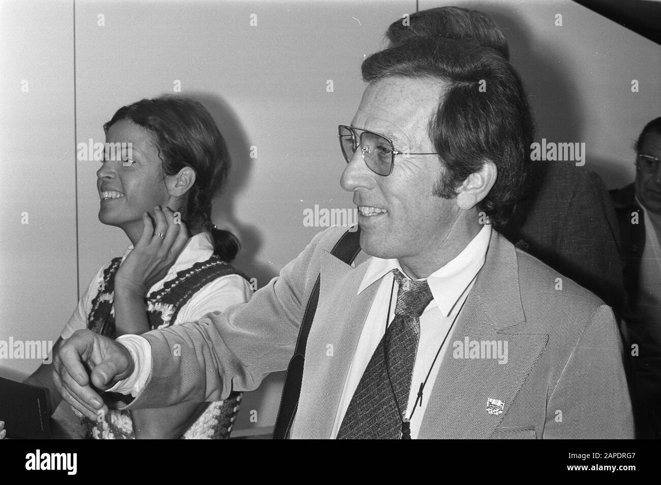 Andy Williams mit Frau auf Schiphol Datum: 1. September 1972 Ort: Noord-Holland, Schiphol Schlüsselwörter: Frau, Sänger persönlicher Name: Andy Williams Stockfoto