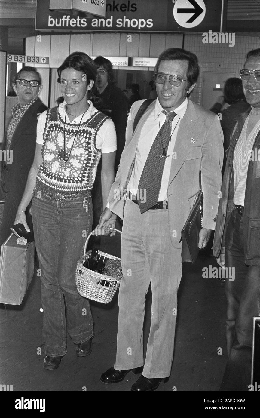 Andy Williams mit Frau auf Schiphol Datum: 1. September 1972 Ort: Noord-Holland, Schiphol Schlüsselwörter: Frau, Sänger persönlicher Name: Andy Williams Stockfoto