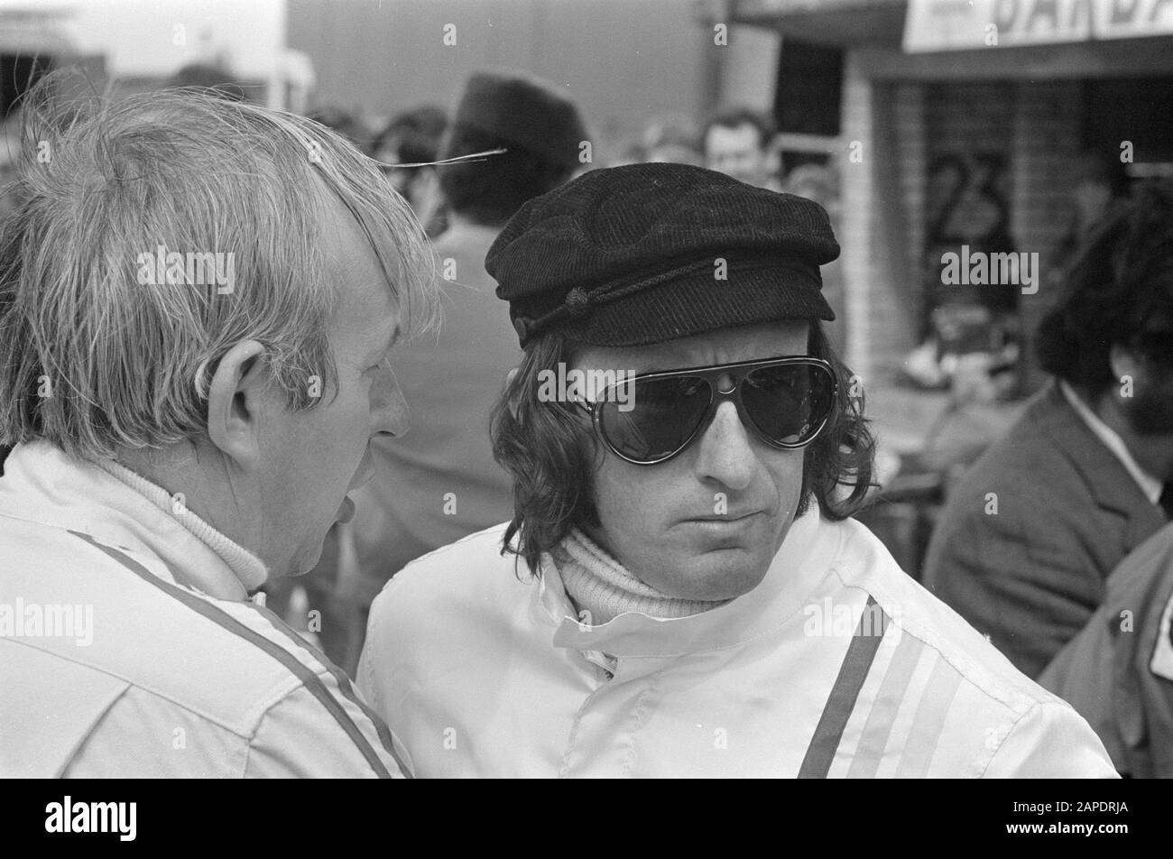 Jackie Stewart bei den Grand PrixJohn Surtees (links) der Niederlande 1971 Chats an Jackie Stewart (Sonnenbrille) beim großen Preis von Holland 1971.; Stockfoto