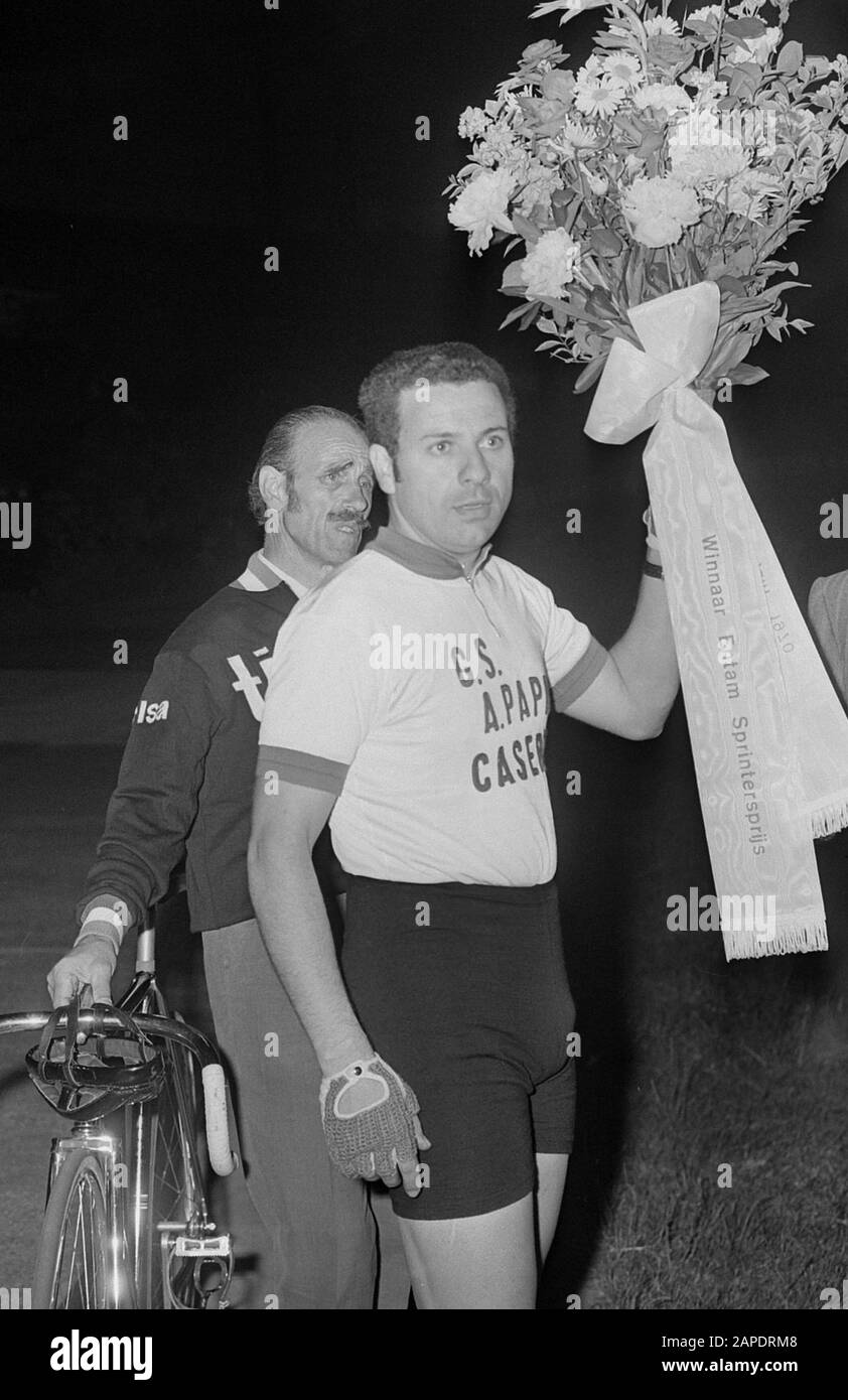 Großer Radpreis von Amsterdam im Olympischen Stadion, Amsterdam: Damiano mit Blumen; Stockfoto