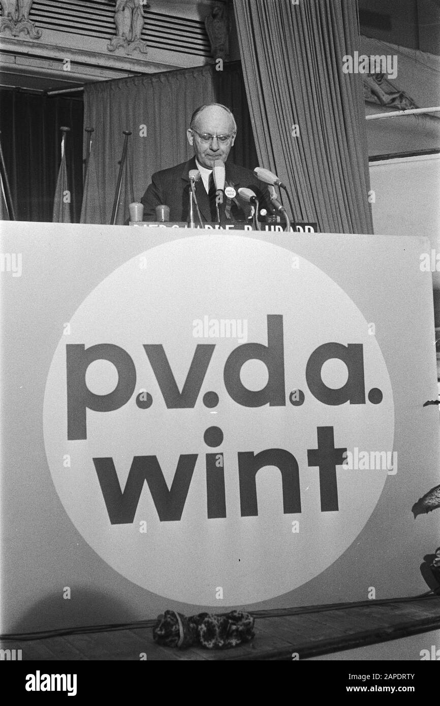 PvdA-Kongress in Rotterdam Beschreibung: Anne Vondeling am Wortdatum: 20. März 1971 Ort: Rotterdam, Zuid-Holland Schlüsselwörter: Parlamentarier, Partykongresse, Politik, Porträts, Reden persönlicher Name: Vondeling, Anne Stockfoto