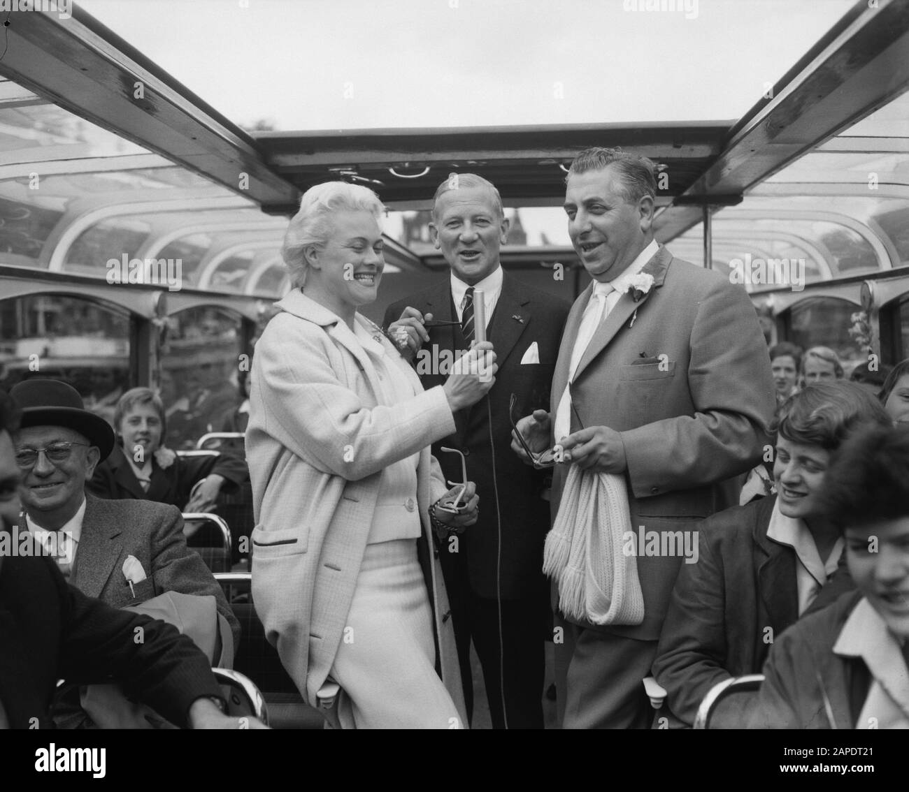 Bieten Sie dem Bürgermeister Van Hall ein 35.000. Album in voller Länge von Mr. W.F. an Shokking, präsident der Prinz-Bernhard-Stiftung Beschreibung: Annie de Reuver, Maup Caransa und Max van Prag bei einer Kreuzfahrt durch die Kanäle von Amsterdam. Direkt neben ihnen Mitglieder des Chores Sweet Sixteen Annotation: Subject: The ACTION LONG PLAYPLATE TBV PRINS BERNHARDFOUNDATION Datum: 12. Juni 1958 Ort: Amsterdam, Noord-Holland Schlüsselwörter: Interviews, Kanalboote, Sänger, Personenname: Caransa, Maup, Prag, Max van, Reuver, Annie de Stockfoto
