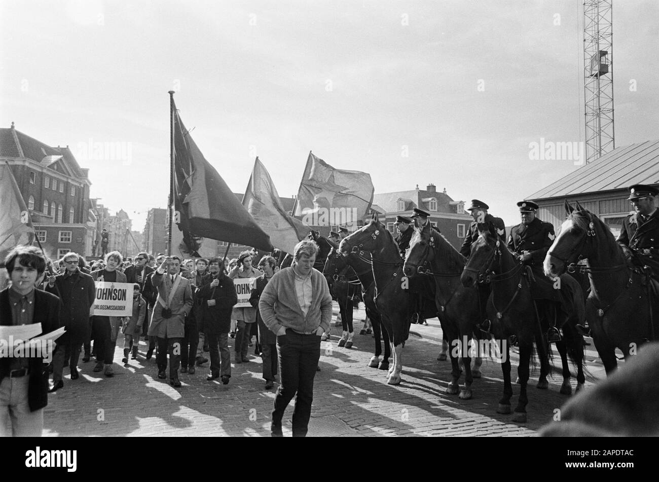 Antiamerikanische Demonstration in Amsterdam. Das Banner Johnson war Criminal; antiamerikanische Demonstration in Amsterdam. Das Banner Johnson war Criminal; Stockfoto
