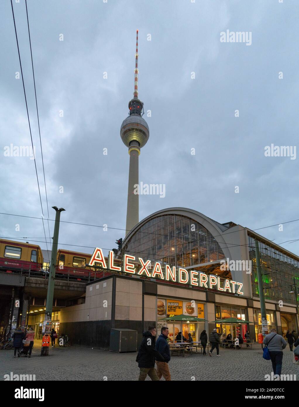 BERLIN, DEUTSCHLAND - 19. Februar 2019, Weltzeituhr, berühmte Uhr am Alexanderplatz im Zentrum der Hauptstadt. Stockfoto