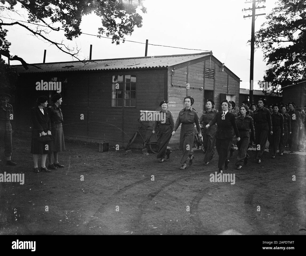 HIE [Holland in England]/Anefo London Serie Beschreibung: Besuch von Prinzessin Juliana beim kürzlich gegründeten Women's Help Corps. Freiwillige werden unter dem Auge von Prinzessin Juliana Annotation marschiert: Neben der Fürstin Frau C.E. SMIT - Dyserinck Datum: September 1944 Ort: Großbritannien, Wolverhampton Schlüsselwörter: Besuche, Militär, Prinzessinnen, Weltkrieg, Frauen persönlicher Name: Juliana (Prinzessin Niederlande) Institutionenname: VHK, Women's Help Corps Stockfoto