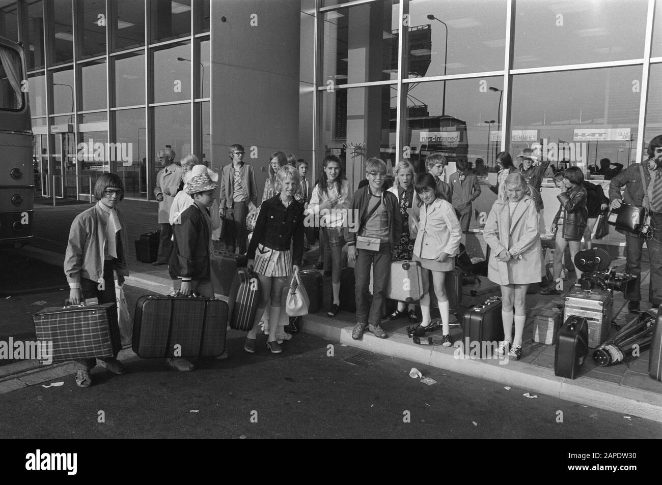 Kinder des St. Elooischool in Apeldoorn auf Schiphol für eine Reise nach Rumänien Beschreibung: Apeldoornse Schüler bereit für ihre Reise nach Rumänien Datum: 16. Juni 1972 Ort: Noord-Holland, Schiphol Schlüsselwörter: Kinder, Reisen, Schulklassen Stockfoto