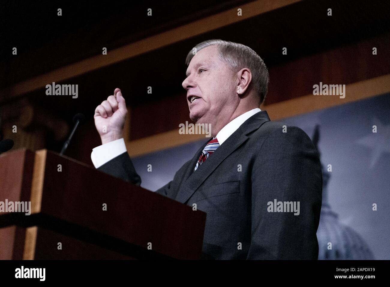 22. Januar 2020, Washington, District of Columbia, Vereinigte Staaten: Senator LINDSEY GRAHAM (R-SC) mit einigen anderen republikanischen Senatoren, hält am dritten Tag der Amtsenthebung von Donald John Trump, 22. Januar 2020, eine Pressekonferenz ab. Graham zerriß in die Demokraten und sagte: "Wenn es darum geht, [Trump] 9 Monate plus von der Wahl zu ersetzen, haben Sie einen aufsteigenden Kampf mit mir, weil ich wirklich glaube, dass die beste Person ''' Gruppe von Leuten, die einen präsidenten '' wählen, die Wähler sind, nicht ein Haufen von parteipolitischen Politikern. Kredit: Zuma Press, Inc./Alamy Live News Stockfoto