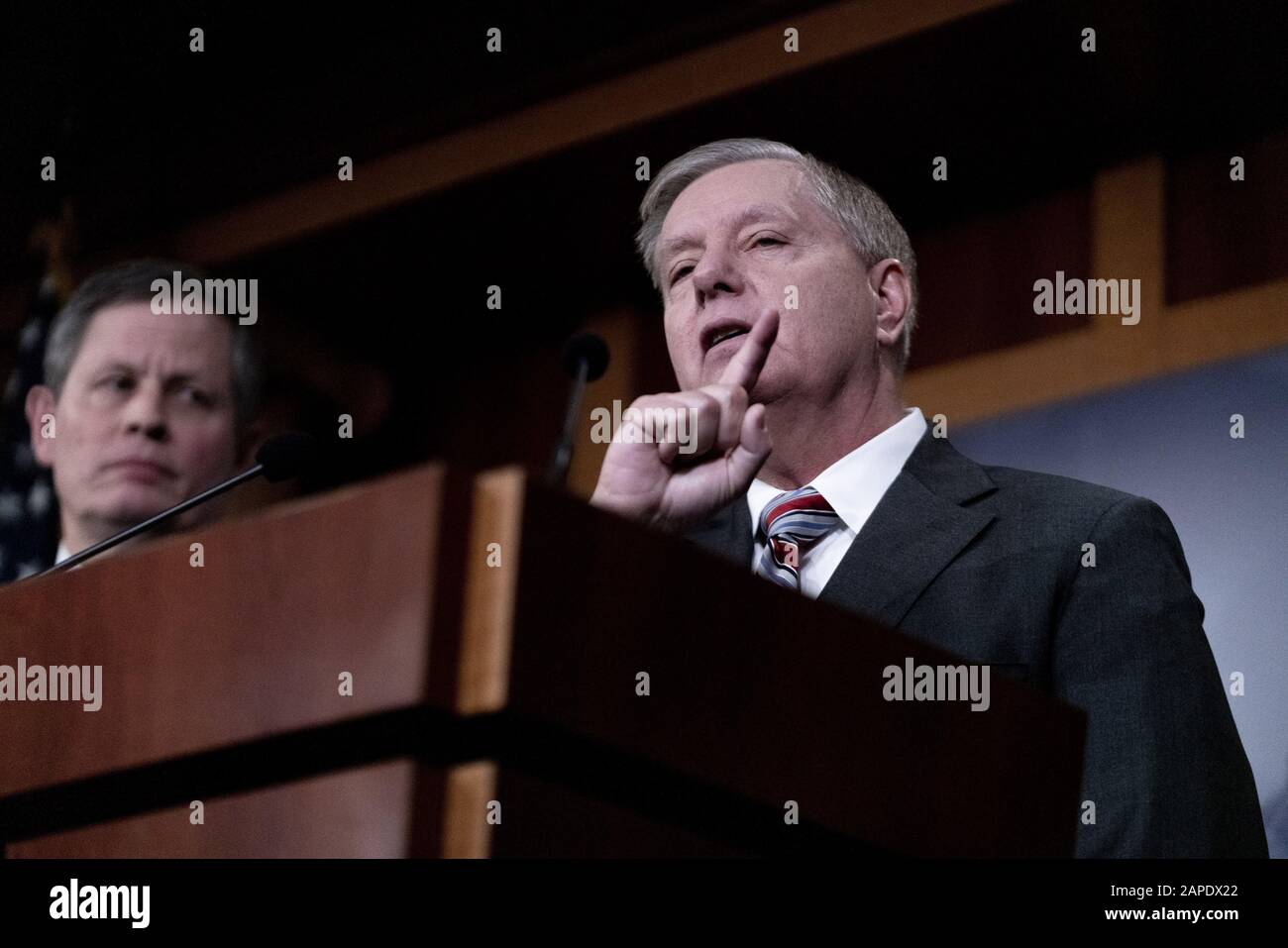 22. Januar 2020, Washington, District of Columbia, Vereinigte Staaten: Senator LINDSEY GRAHAM (R-SC) mit einigen anderen republikanischen Senatoren, hält am dritten Tag der Amtsenthebung von Donald John Trump, 22. Januar 2020, eine Pressekonferenz ab. Graham zerriß in die Demokraten und sagte: "Wenn es darum geht, [Trump] 9 Monate plus von der Wahl zu ersetzen, haben Sie einen aufsteigenden Kampf mit mir, weil ich wirklich glaube, dass die beste Person ''' Gruppe von Leuten, die einen präsidenten '' wählen, die Wähler sind, nicht ein Haufen von parteipolitischen Politikern. Kredit: Zuma Press, Inc./Alamy Live News Stockfoto