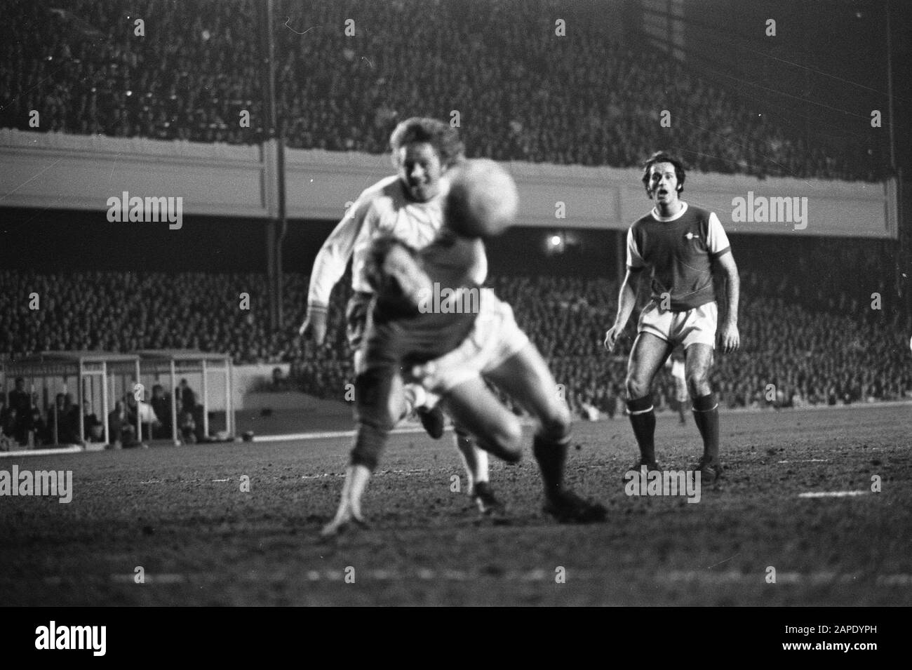 Arsenal gegen Ajax 0-1, Viertelfinale Europacup I; Tor von Ajax, Torhüter Wilson verpasst Spielball hinter ihm ROOSTER Datum: 22. März 1972 Schlagwörter: Sport, Fußball Personenname: Haan Institution Name: Arsenal Stockfoto