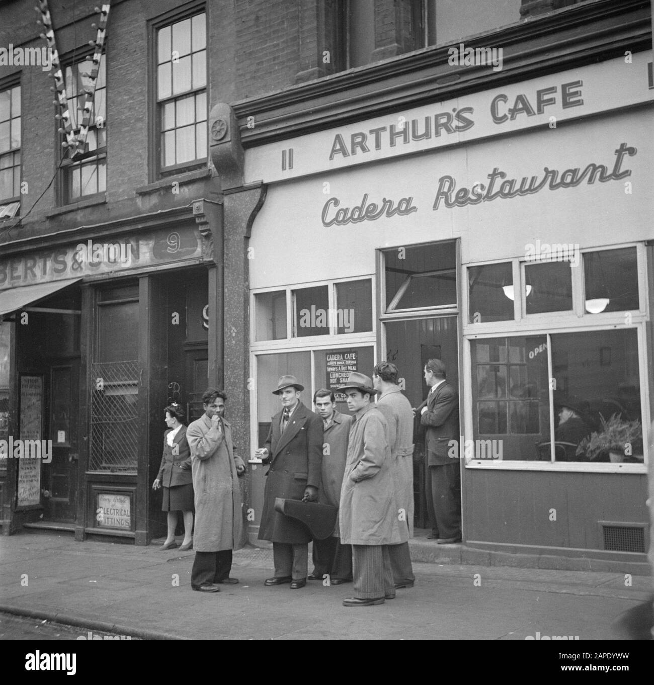 Spivs in Soho, London Beschreibung: Arthur's Cafe in der Gerrard Street, ein Treffpunkt für Spivs Annotation: Spiv ist das englische Wort für "Heiler", "Shaker" Datum: 1947 Ort: England, London Schlüsselwörter: Catering, Schwarzhandel Stockfoto
