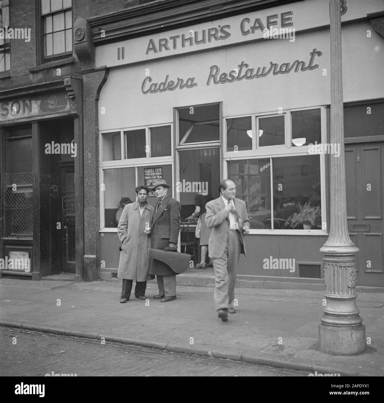 Spivs in Soho, London Beschreibung: Arthur's Cafe in der Gerrard Street, ein Treffpunkt für Spivs Annotation: Spiv ist das englische Wort für "Heiler", "Shaker" Datum: 1947 Ort: England, London Schlüsselwörter: Catering, Schwarzhandel Stockfoto