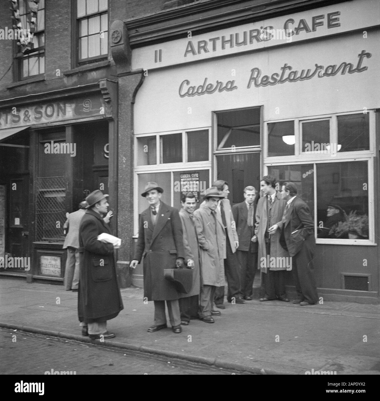 Spivs in Soho, London Beschreibung: Arthur's Cafe in der Gerrard Street, ein Treffpunkt für Spivs Annotation: Spiv ist das englische Wort für "Heiler", "Shaker" Datum: 1947 Ort: England, London Schlüsselwörter: Catering, Schwarzhandel Stockfoto