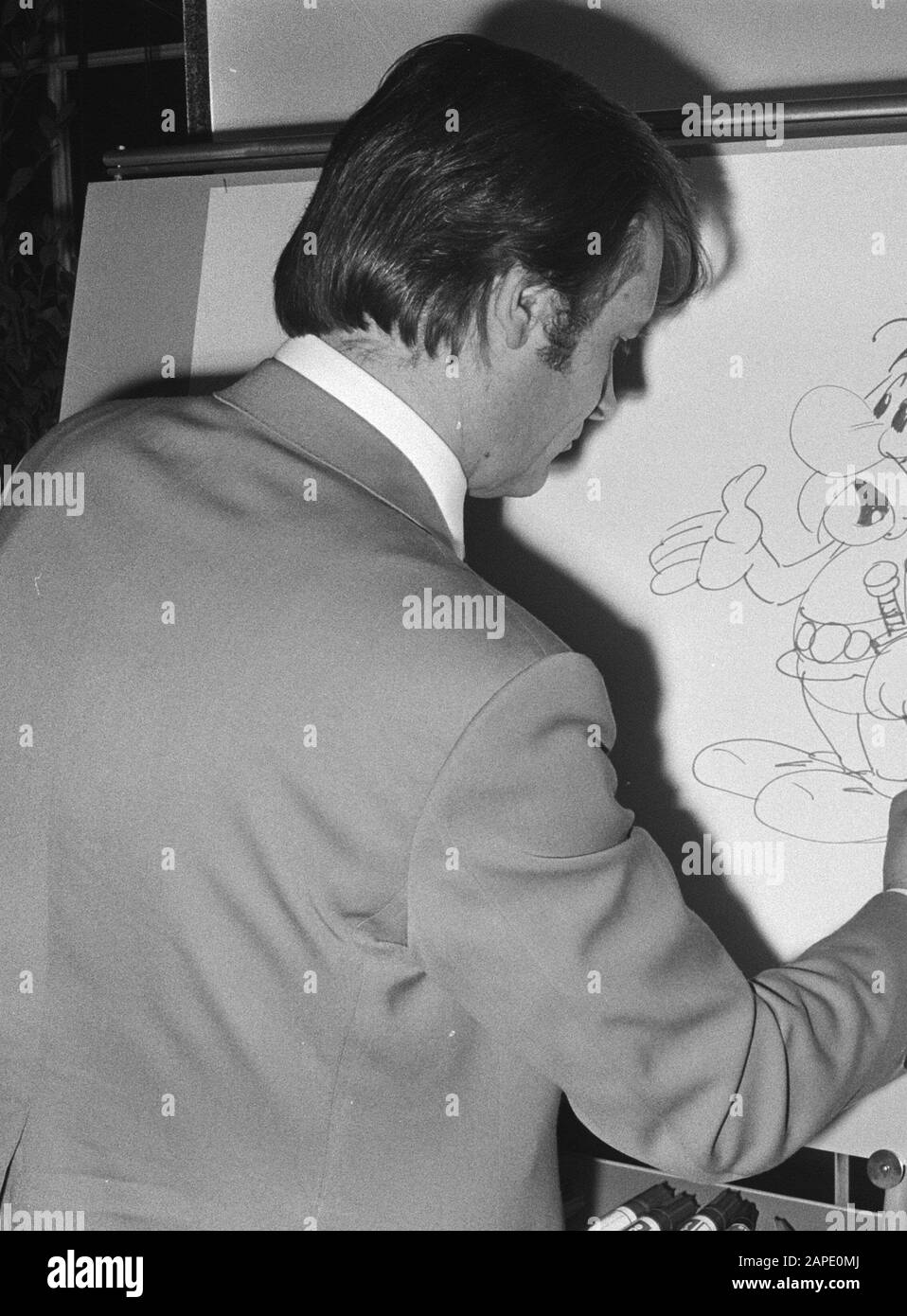 Albert Uderzo (der Künstler von Asterix) signiert Asterix. Das Bijenkorf, Amsterdam; Stockfoto
