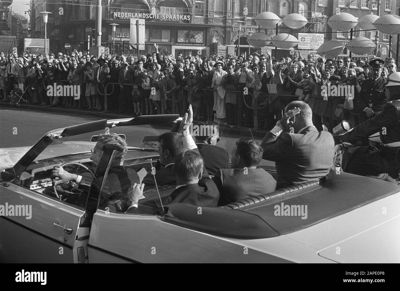 Astronauten schütteln die Bevölkerung am Dam Amsterdam Datum: 8. Oktober 1969 Ort: Amsterdam, Noord-Holland Schlüsselwörter: Astronauten, BEVÖLKERUNG Stockfoto