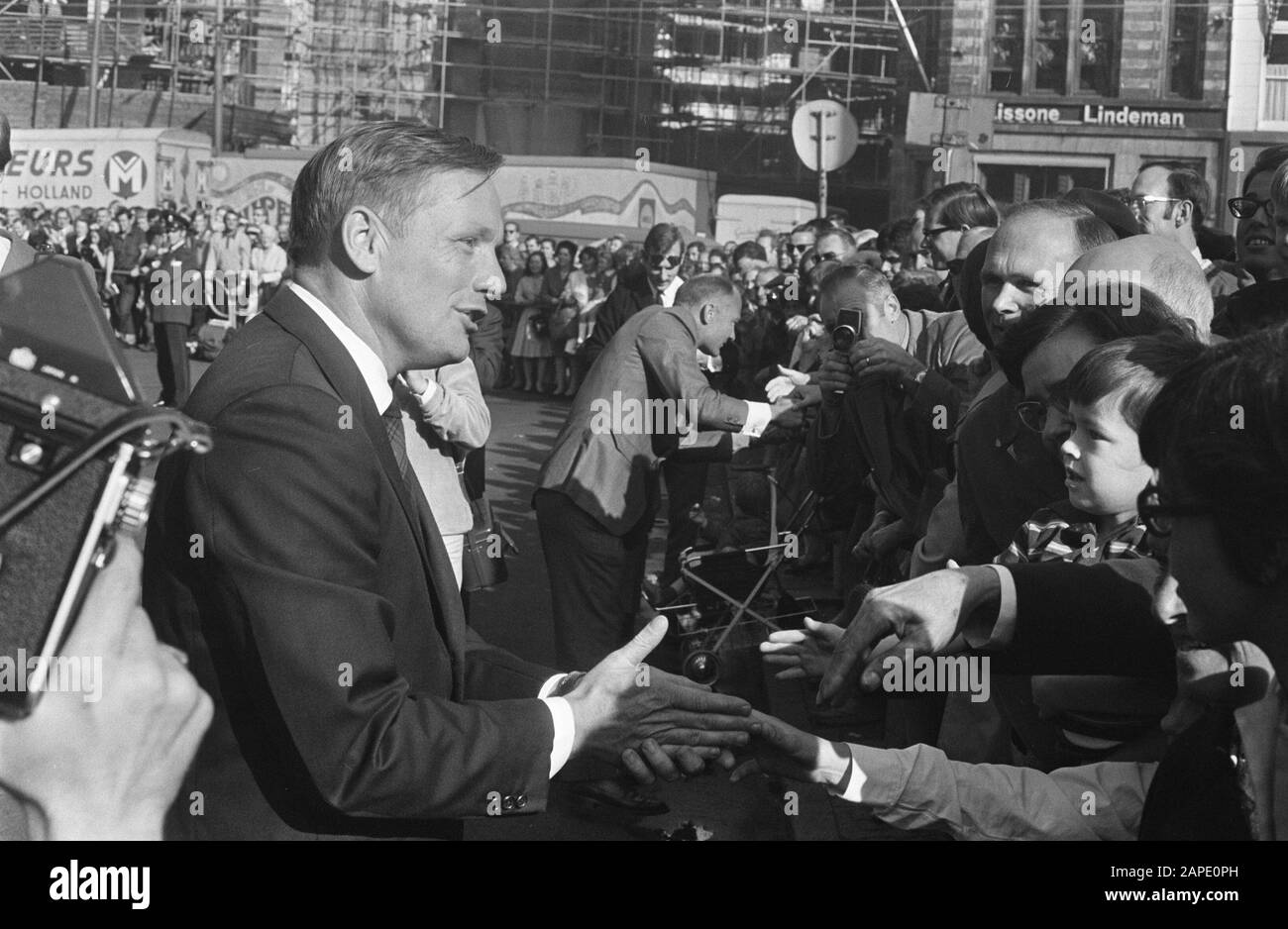 Astronauten schütteln die Hand der Bevölkerung am Dam Amsterdam Im Vordergrund Armstrong und Aldrin Datum: 8. Oktober 1969 Ort: Amsterdam, Noord-Holland Schlüsselwörter: Astronauten, BEVÖLKERUNG Personenname: Aldrin Stockfoto
