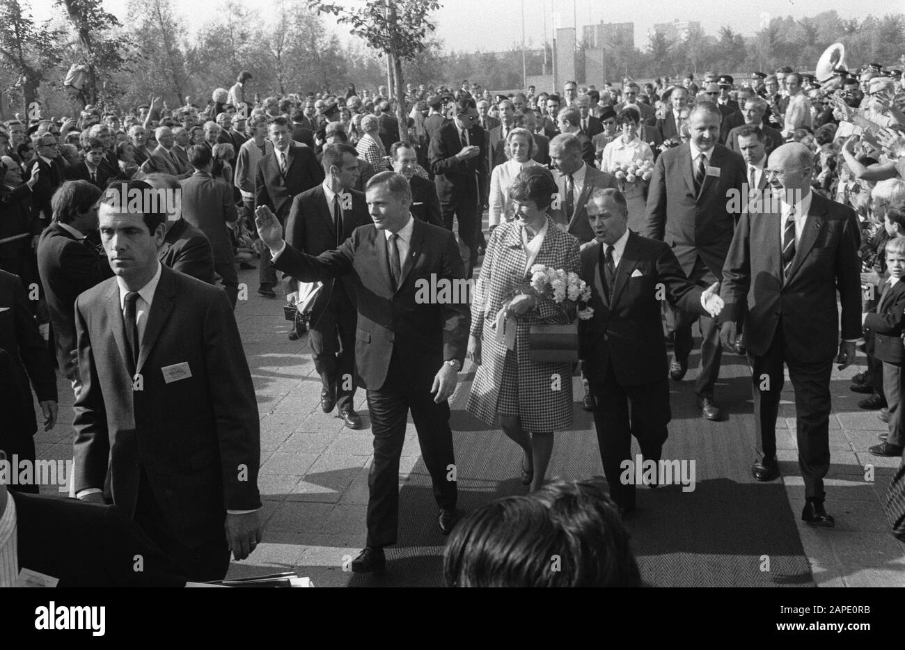 Astronauten öffnen Ausstellung Maanvaart 69 in Amsterdam Datum: 9. Oktober 1969 Ort: Amsterdam, Noord-Holland Schlüsselwörter: Astronauten, Ausstellungen persönlicher Name: Aldrin, Collins Stockfoto