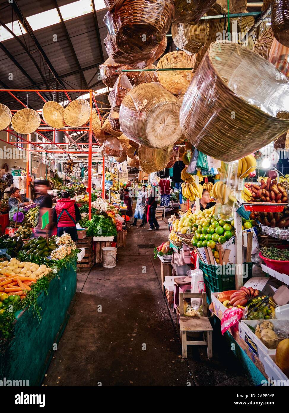 San Pedro Cholula, Mexiko, 17. Oktober 2018 - Farbenfroher Blick auf Obst- und Gemüsestände mit Verkäufern auf dem mexikanischen Markt San Pedro Cholula Stockfoto