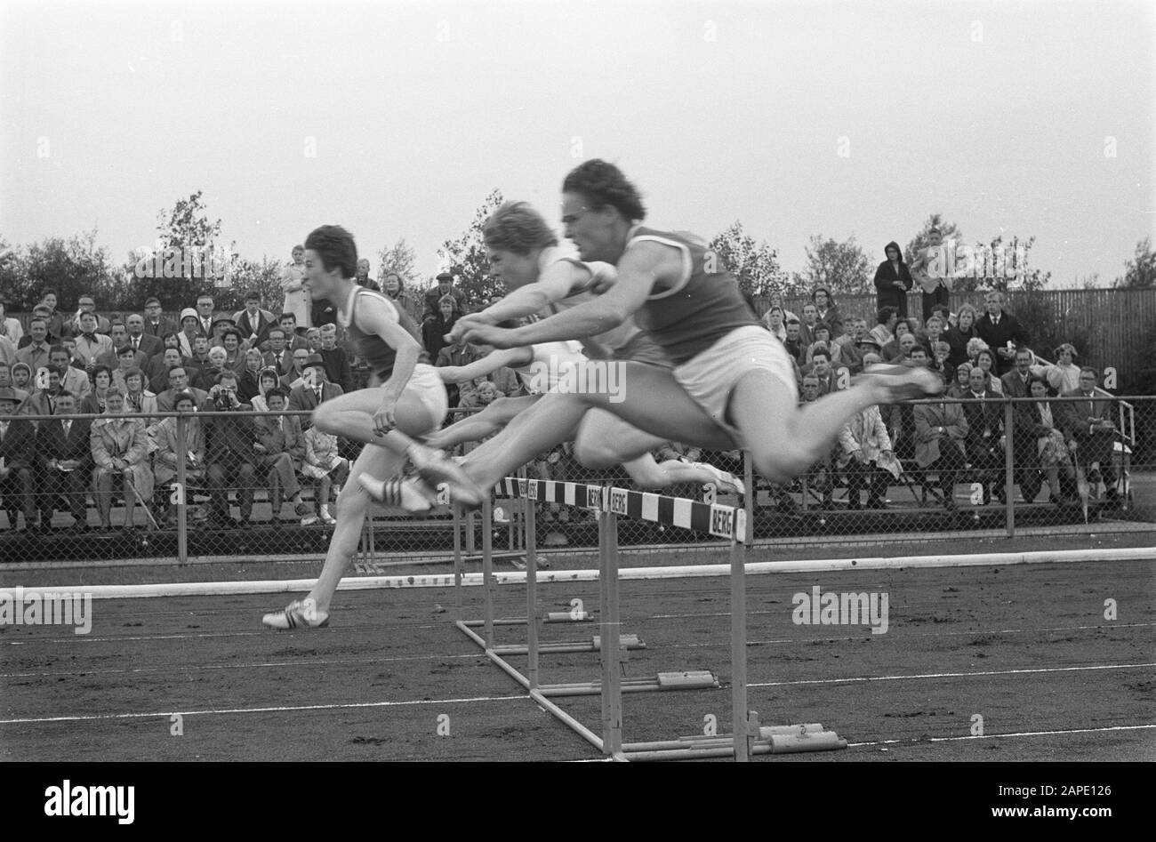 Leichtathletik Niederlande gegen Ostdeutschland. Hordenlopen Gizele Birkmeyer Datum: 13. August 1961 Standort: D.R., Deutschland, Niederlande Schlagwörter: Leichtathletik, Hürden Stockfoto