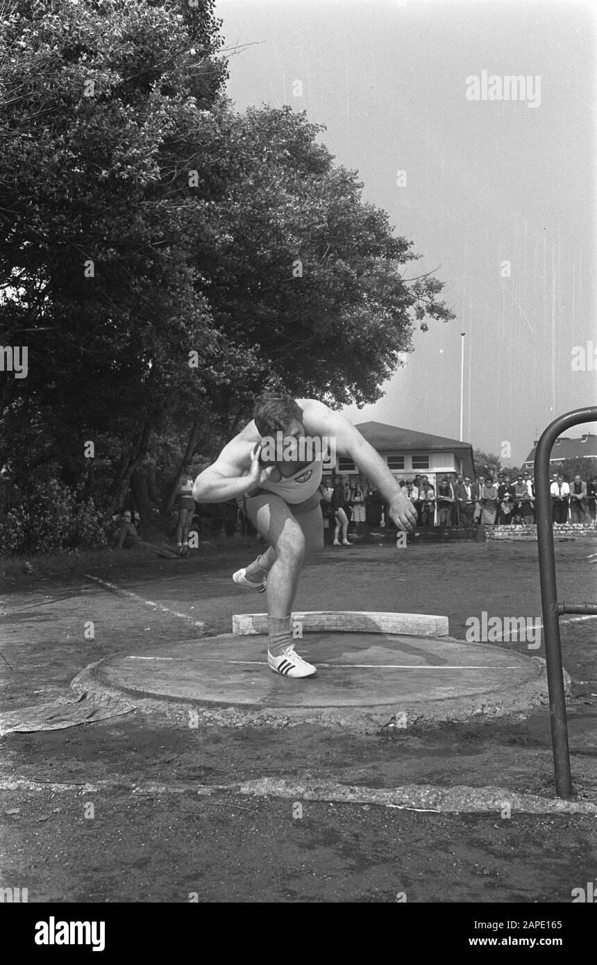 Leichtathletik Den Haag. Piet van der Kruk, Einschüsse, in Aktion mit einem Wurf von 17,09 m Datum: 7. Juli 1968 Ort: Den Haag, Zuid-Holland Schlüsselwörter: ATTLETICS, BELGSTOTEN Stockfoto
