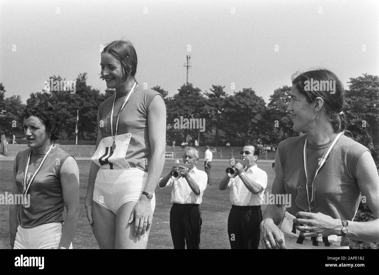 Leichtathletik Niederlande, Rumänien, Frankreich Damen in Uden, NR. 25 (m) W. van de Berg, (r) T. Ruth in Aktion Datum: 11. Juli 1971 Ort: Frankreich, Niederlande, Rumänien, Uden Schlüsselwörter: ATLLETICS persönlicher Name: T. Ruth Stockfoto