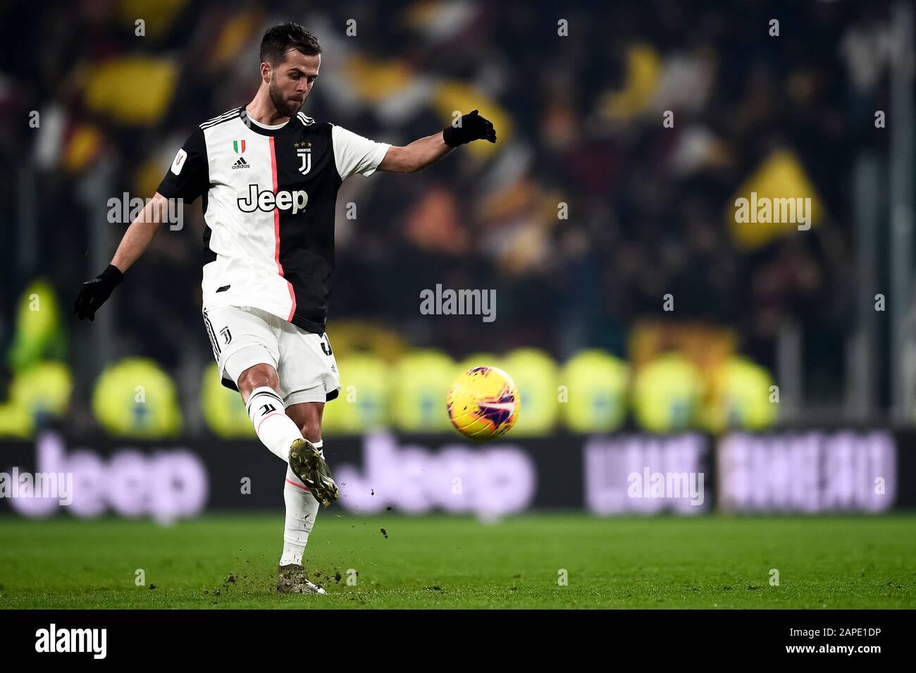 Turin, Italien - 22. Januar 2020: Miralem Pjanic von Juventus FC tritt während des Coppa Italia Fußballspiels zwischen Juventus FC und AS Roma den Ball an. Kredit: Nicolò Campo/Alamy Live News Stockfoto