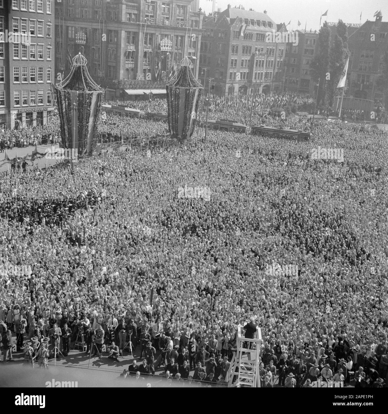 Fünfzigjähriges Regierungsjubiläum von Königin Wilhelmina Beschreibung: Aubade op de Dam von 19000 Sängern, Sängern und Schulkindern, angeführt von dem 80-jährigen Dirigenten Fred. J. Roeske (im Vordergrund). Datum: 31.August 1948 Ort: Amsterdam, Noord-Holland Schlüsselwörter: Dirigenten, Jahrestage, Königshaus, Chöre persönlicher Name: Roeske, F.J. Stockfoto