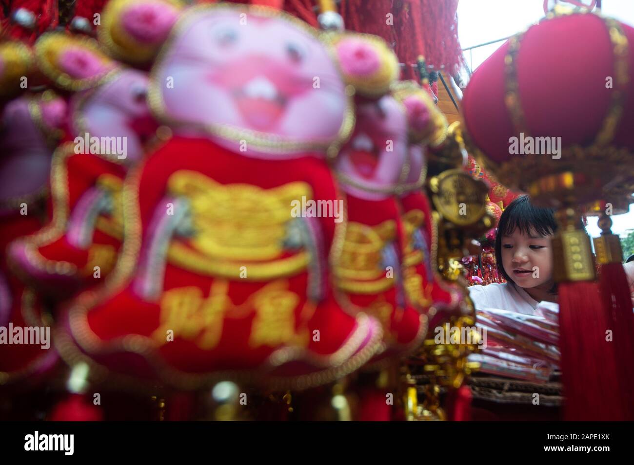 Peking, Indonesien. Januar 2020. Ein Kind wählt Strickjacken des chinesischen Lunar Neujahrs auf dem Pancoran-Markt in Jakarta, Indonesien, am 22. Januar 2020. Credit: Veri Sanovri/Xinhua/Alamy Live News Stockfoto