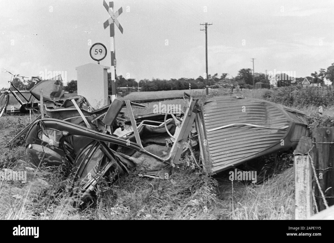 Auto beschlagnahmt von Güterzug in Dalen (Drenthe) Datum: 6. August 1967 Ort: Dalen, Drenthe Stichwörter: Autos, Güterzüge, Unfälle Stockfoto