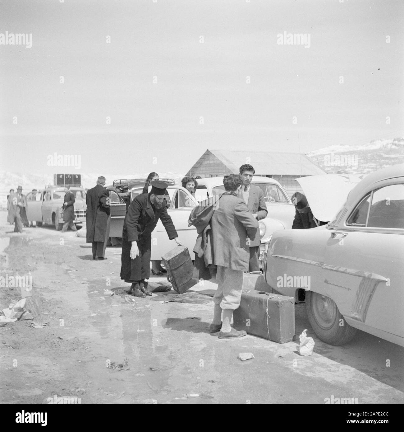 Naher Osten 1950-1955: Libanon Beschreibung: Autos und Zollbeamte am Grenzposten Syrien und Libanon Grenzposten zwischen Syrien und Libanon Datum: 1950 Ort: Libanon Schlüsselwörter: Autos, Zoll, Grenzposten Stockfoto