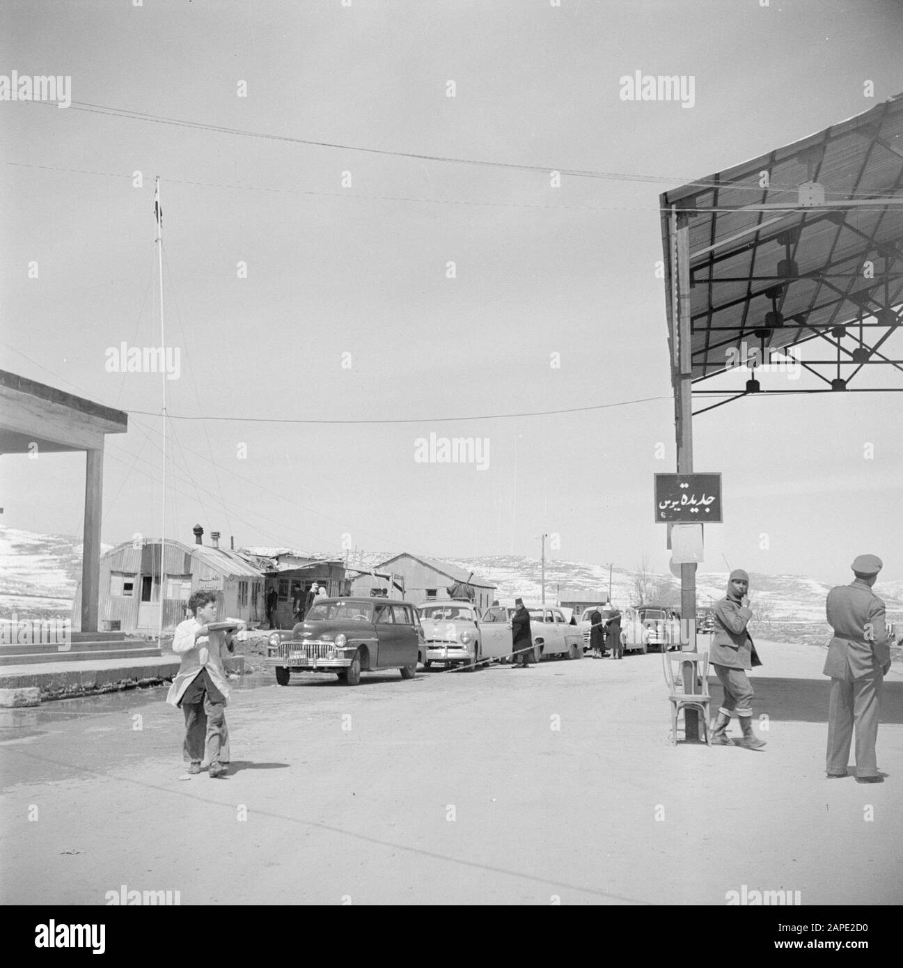 Naher Osten 1950-1955: Libanon Beschreibung: Autos und Zollbeamte am Grenzposten Syrien und Libanon Grenzposten zwischen Syrien und Libanon Datum: 1950 Ort: Libanon Schlüsselwörter: Autos, Zoll, Grenzposten Stockfoto