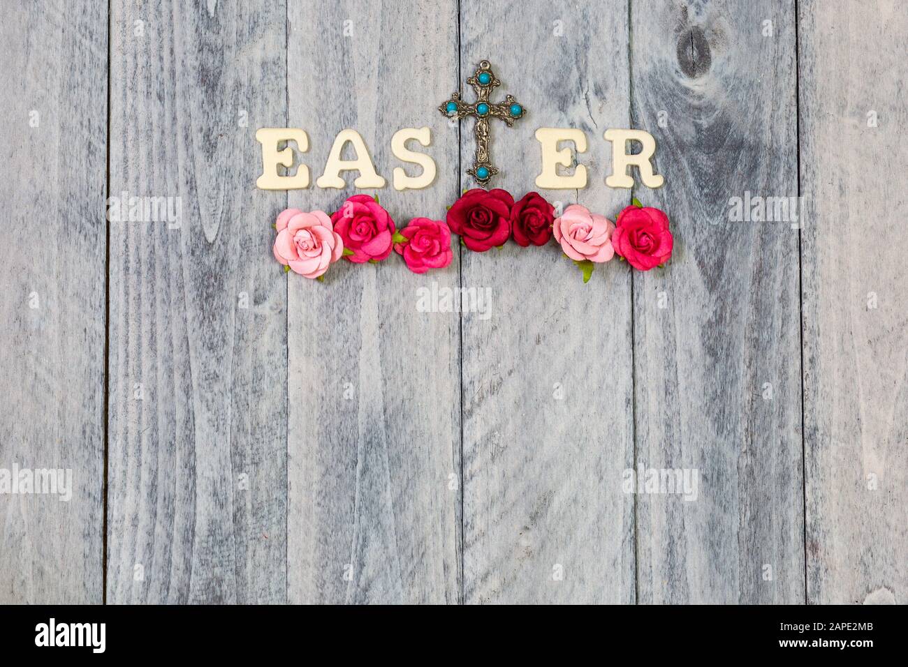 Holzhintergrund mit Ostern, Kreuz und Blumen mit viel Kopienfläche, horizontal Stockfoto