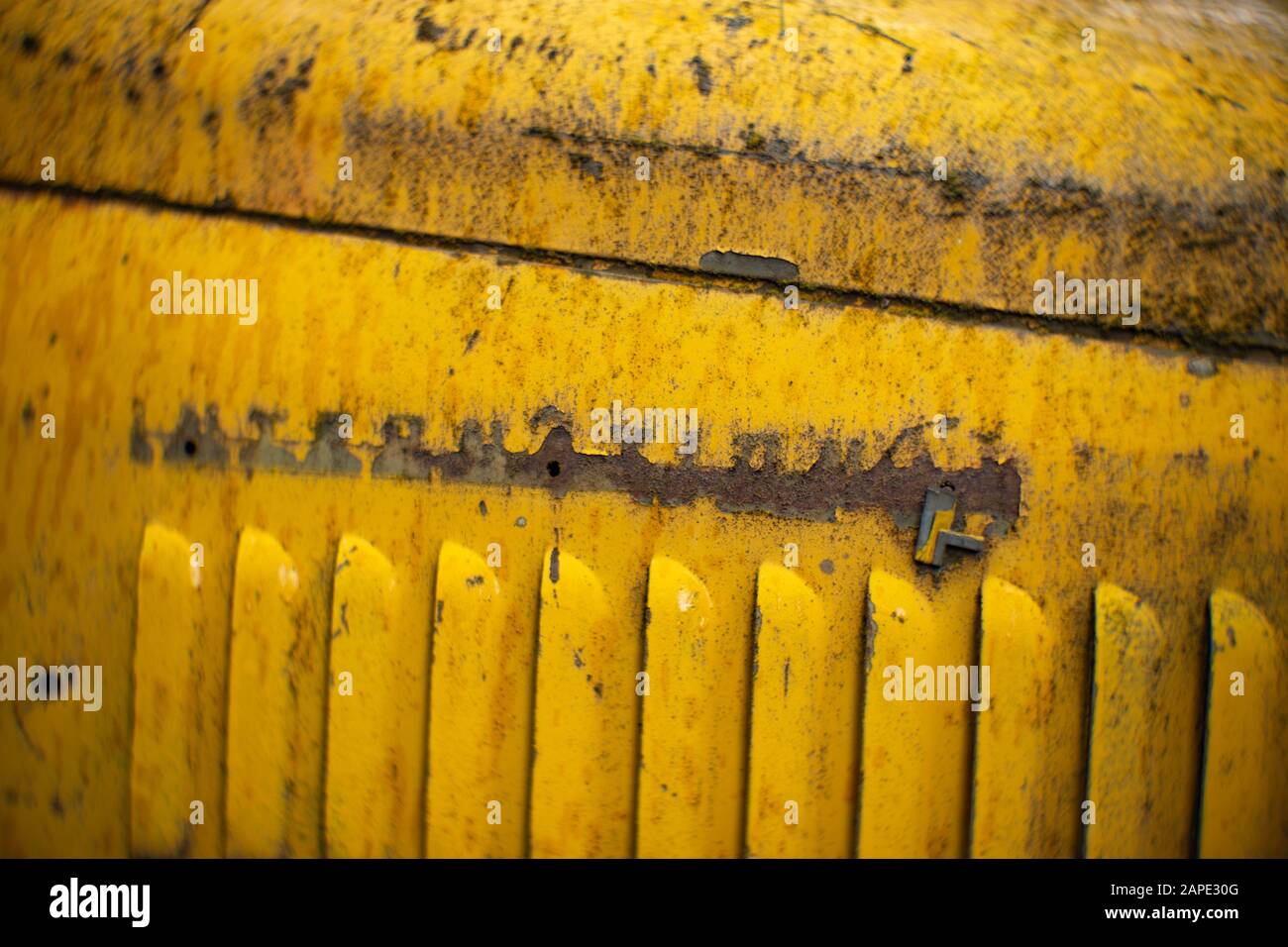 Logo an der Seite eines US-Amerikanischen Militärtransporters WW II M-5H-6 International Harvester 2 1/2 Ton 6x6 Cargo Truck (G-651), in einem bewaldeten Gebiet von Noxon, Montana. Nach TH Stockfoto