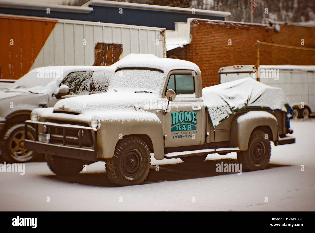 Ein 4wd 1957 International S120 Step Side Pickup-Truck hinter der Home Bar in Troy, Montana. Stockfoto