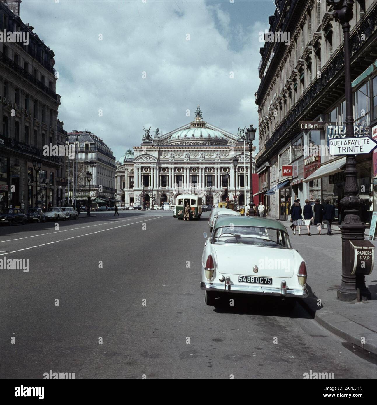 Reportage Paris Beschreibung: Avenue de l'Opera in Paris Datum: 1960 Ort: Frankreich, Paris Schlüsselwörter: Opern, Straßenbilder Stockfoto