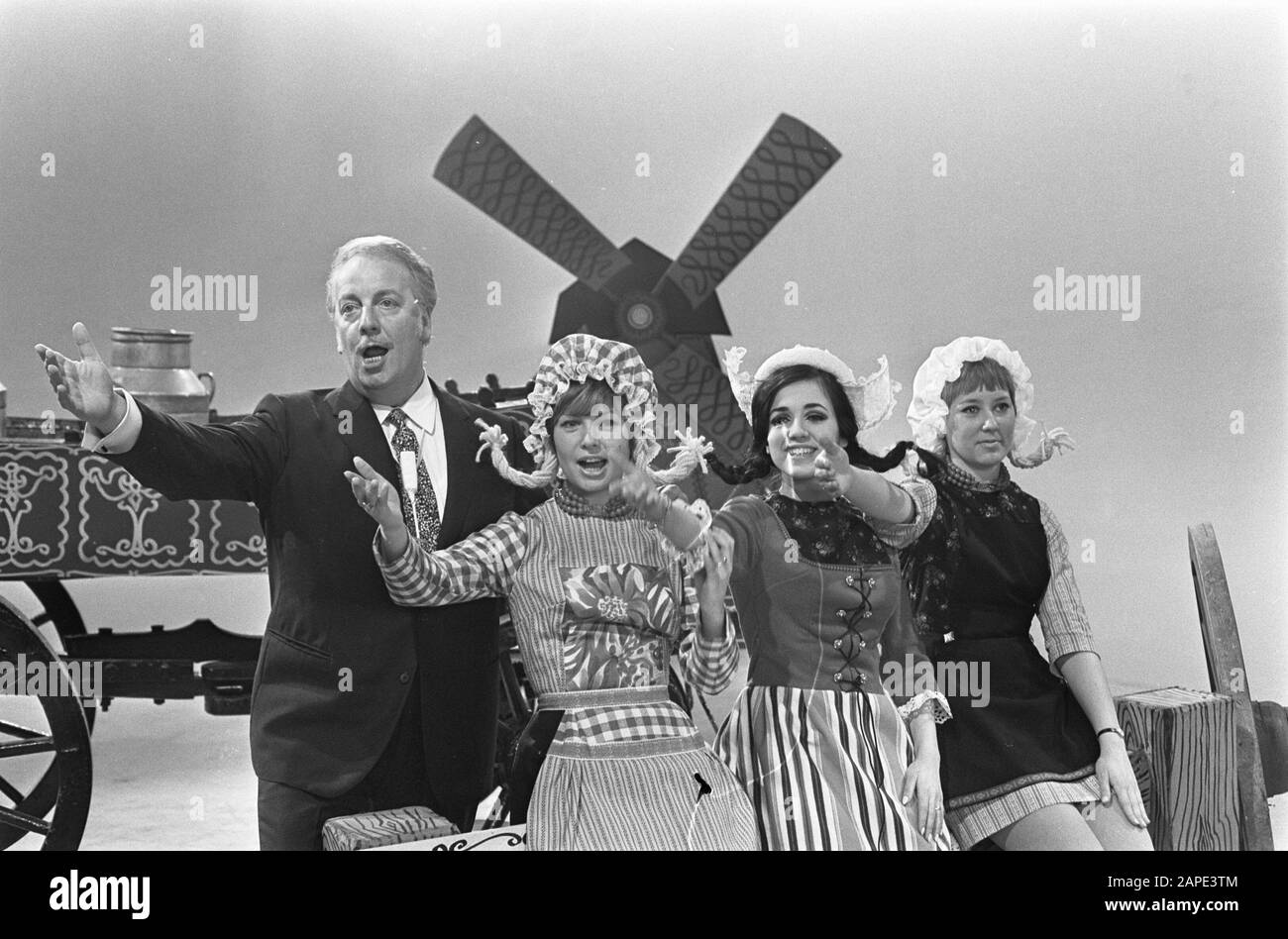 Avro Television. Spielshow '1 plus 1 = eins'. Lou van Burg mit Jeanette van Zutphen, Patricia Paay und Gonnie Baars Anmerkung: Spielshow für Zwillinge Datum: 23. Januar 1968 Schlüsselwörter: Unterhaltungsprogramme, Künstler, Fernsehprogramme persönlicher Name: Baars, Gonnie, Burg, Lou van, Paay, Patricia, Zutphen, Jeanette von Stockfoto