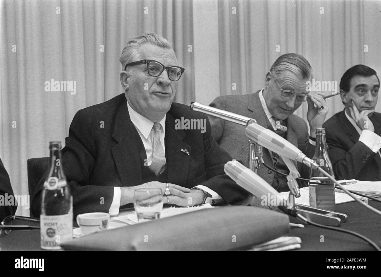 Avro-RTN Pressekonferenz, Willem Vogt (AVRO), Rein van Rooy van Televizier, 9 Coebergh (RTN), Bongenaar (AVRO) Datum: 27. Januar 1967 Stichworte: Pressekonferenzen persönlicher Name: Bongenaar, Coebergh, Vogt, Willem Institutionname: Televizier Stockfoto