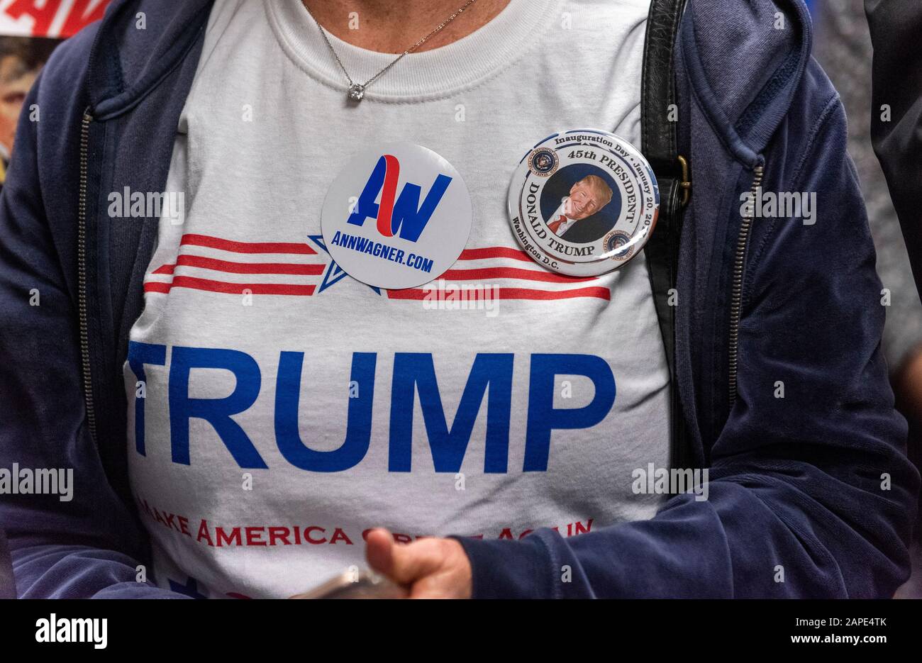 Eine Frau unterstützt US-Präsident Donald Trump und die Kongressabgeordnete Anne Wagner (R-02) aus Missouri bei einer Kundgebung in der Nähe von Saint Louis, MO USA, 5. November 2018. Stockfoto