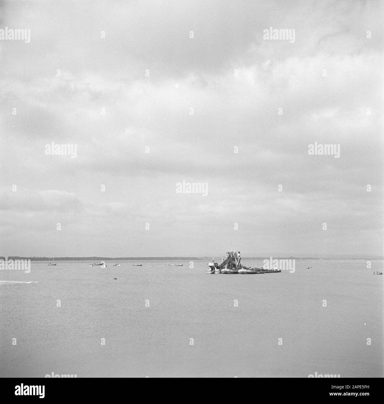 Irland Beschreibung: Baggermühle im Hafen von Rosslare Anmerkung: Siehe auch Teilenummer 191-0927 Datum: 1. Januar 1932 Ort: Irland Schlagwörter: Bagging, Küste Stockfoto