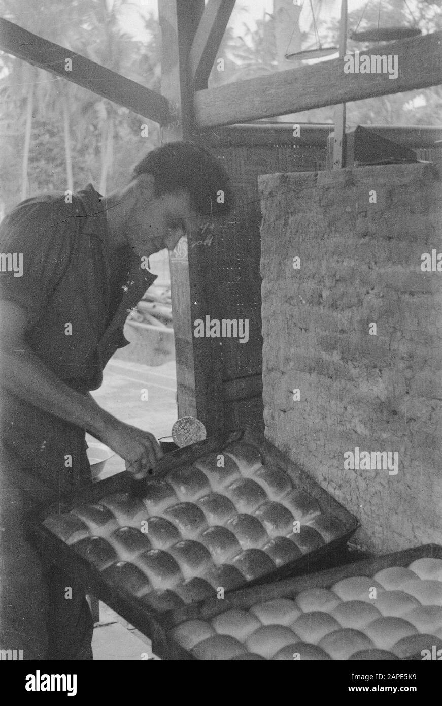 Besuchen Sie den Armeekommandeur S.H. Eisenbahn entlang Bali, Timor und Surabaya Beschreibung: [Bäckerei. Mann mit Backdosen Kai Datum: Juni 1946 Ort: Indonesien, Niederländische Ostindien Stockfoto