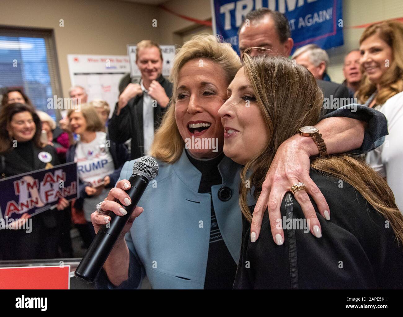 Die Kongressabgeordnete Anne Wagner (R-02) aus Missouri wirbt mit der Vorsitzenden des republikanischen Nationalkomitees Ronna McDaniel in Saint Louis, MO USA, 5. November 2018. Stockfoto