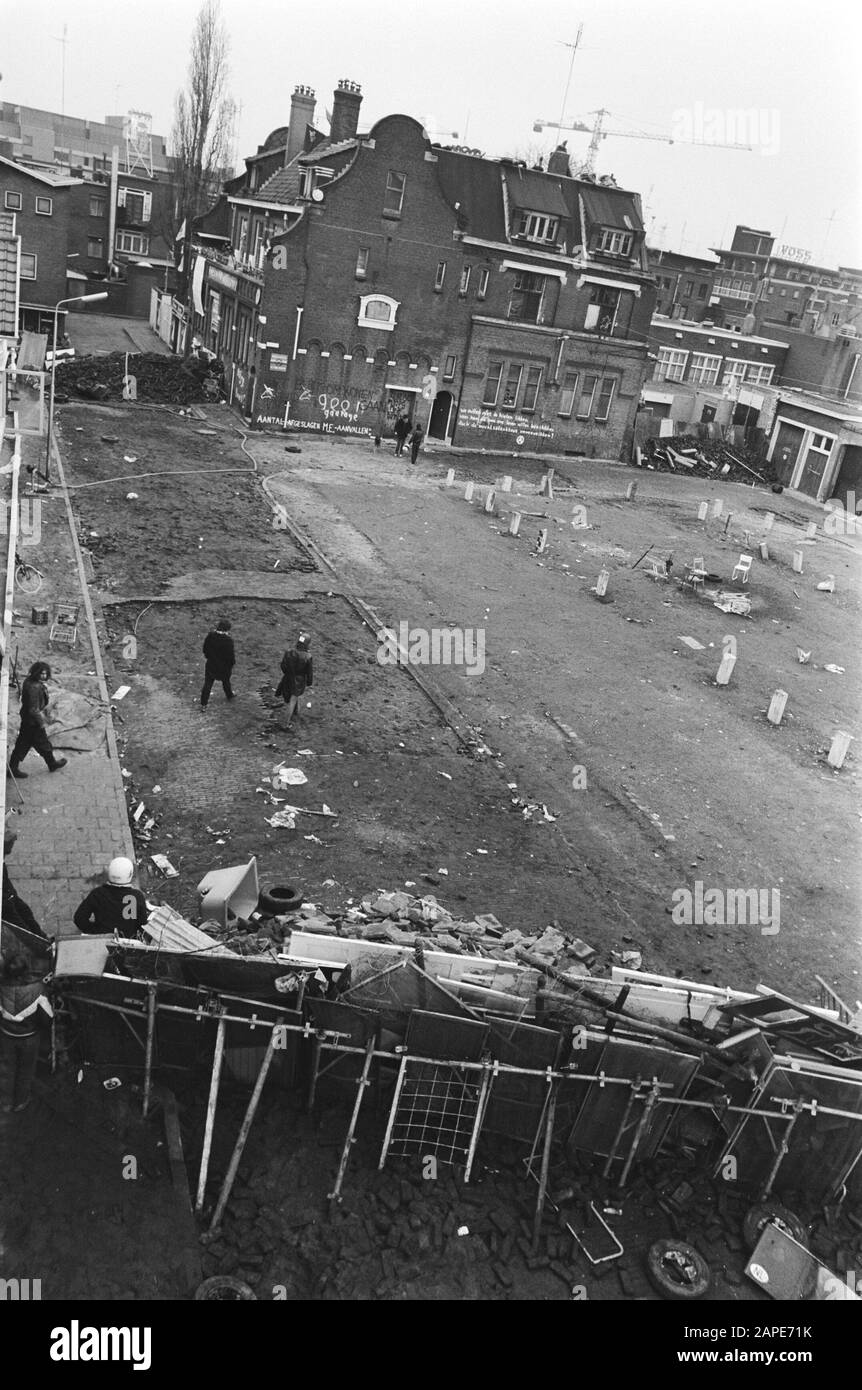 Barrikaden in Nijmegen rund um den Zeigelhof, Komplex mit 14 Wohnungen, die dem Parken nachgeben sollten, Barrikaden Risse in Gebäuden Datum: 17. Februar 1981 Standort: Nijmegen Schlüsselwörter: Barrikaden, CRACKPANTS Stockfoto
