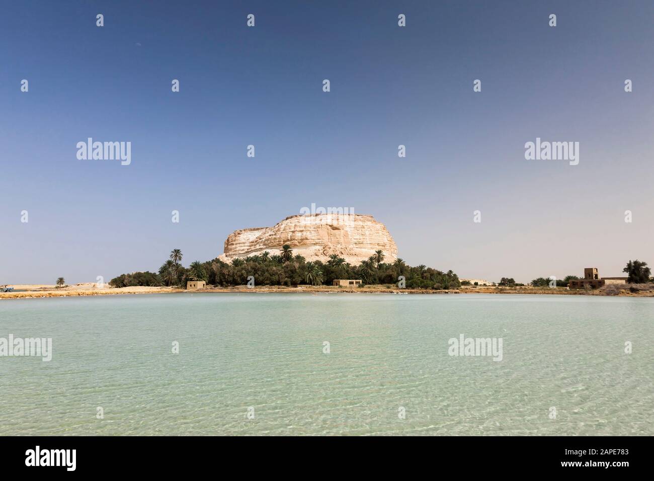 Siwa See und Felsberg, Siwa Oase, Siwa, Ägypten, Nordafrika, Afrika Stockfoto