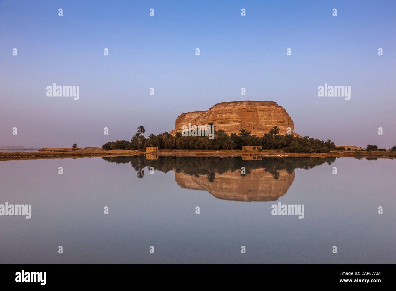 Siwa See und Felsberg am Abend, Siwa Oase, Siwa, Ägypten, Nordafrika, Afrika Stockfoto
