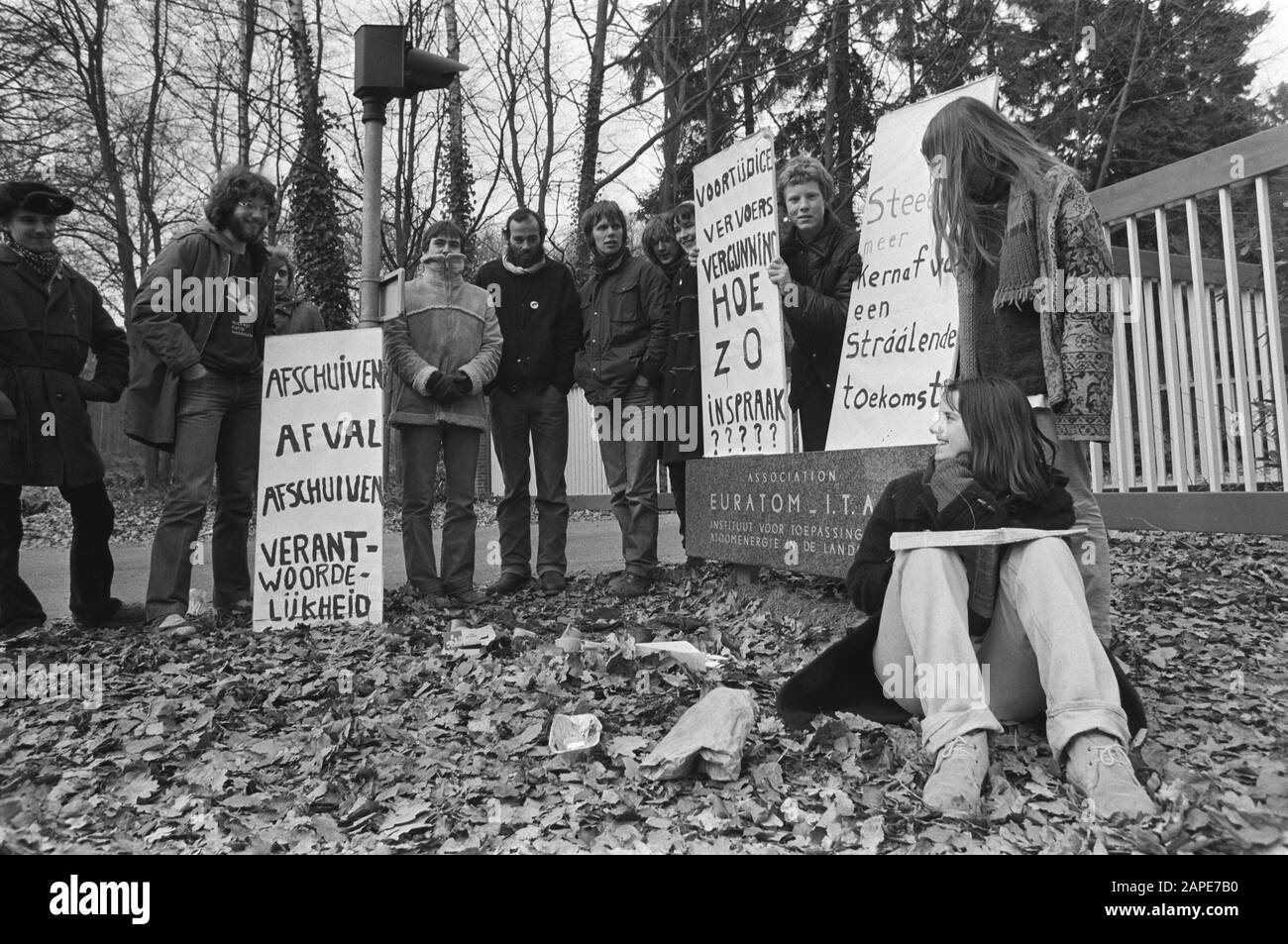 Die Basisgruppe Atomstopp will 22 alte Brennstätenreaktor in Instal Atomic Energy Agriculture (ITAL) von der Tans abhalten. Datum: 23.Februar 1982 Ort: Gelderland, Wageningen Stichwörter: Demonstrationen Personenname: Ital Stockfoto